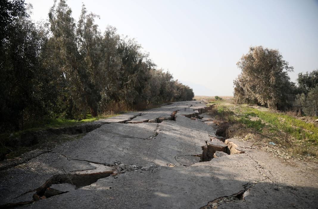 İçine insan girebiliyor, korkutucu görüntüler! Kuş Cenneti'ne giden yolun 2 kilometresi depremde yarıldı 3
